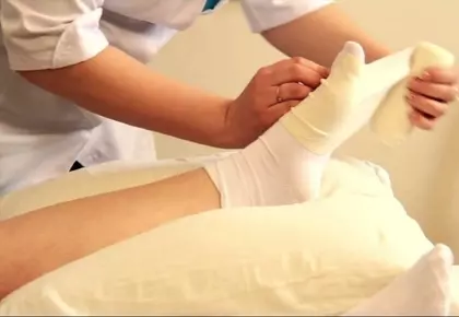 Уход за больным после инсульта. Мытье ног.