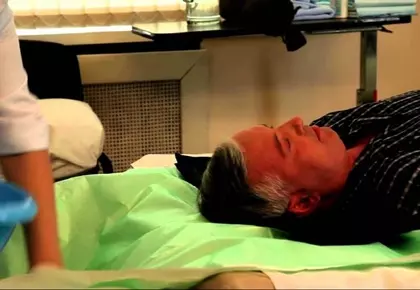 Уход за больным после инсульта. Мытье головы.