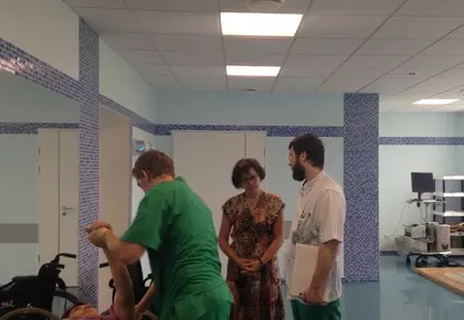 Уход за больным. Позиционирование больного в кровати на здоровой стороне