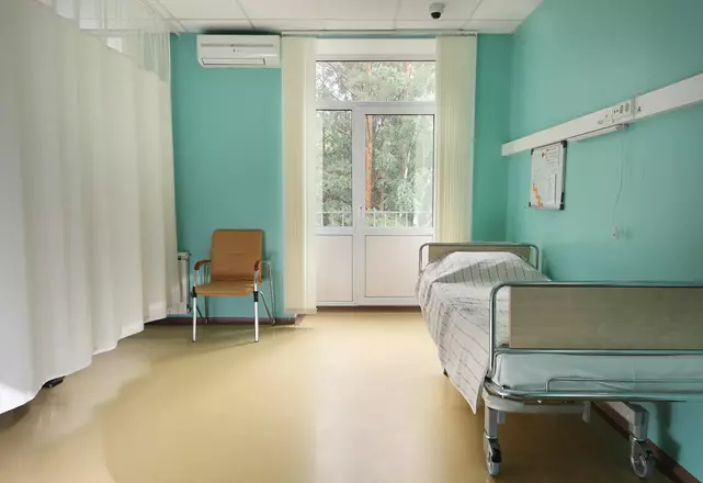 Просторные палаты клиники с индивидуальными санитарными комнатами