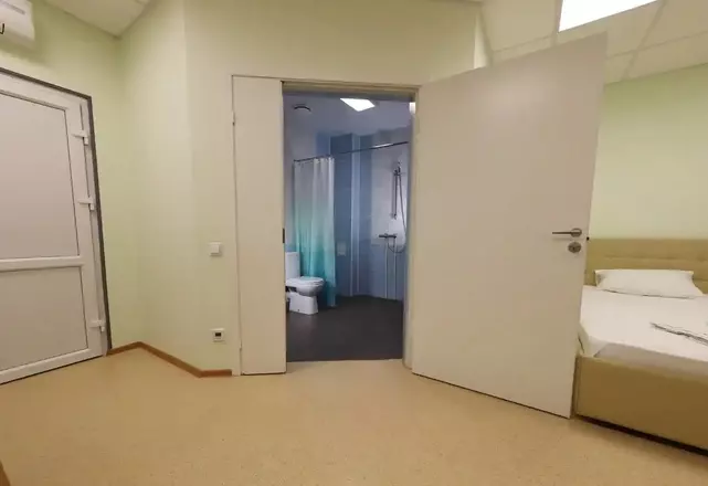 Каждая палат оборудована индивидуальными санузлами