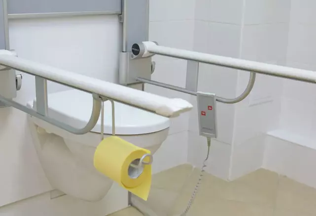 Индивидуальный санитарный блок с оборудованием для безопасного использования