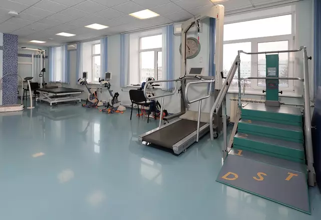 Современный зал лечебной физкультуры для реабилитационных занятий