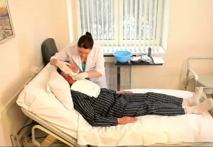 Уход за больным после инсульта. Бритье.